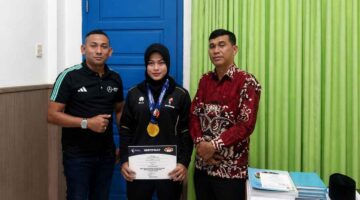 Nadita Aprilia didampingi Wakil Rektor III USM, Dr. Hambali, M.Pd dan Ketua Prodi Penjaskesrek, Hendri Fadli, S.Pd., M.Pd. (dok Humas USM)