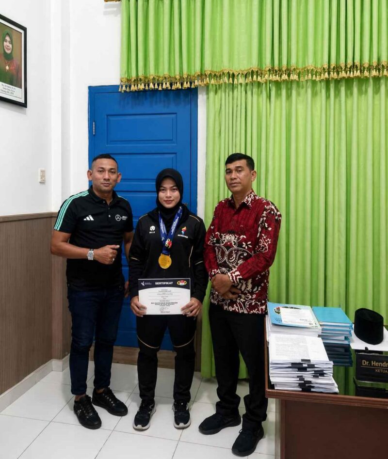 Nadita Aprilia didampingi Wakil Rektor III USM, Dr. Hambali, M.Pd dan Ketua Prodi Penjaskesrek, Hendri Fadli, S.Pd., M.Pd. (dok Humas USM)