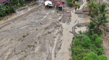 Banjir dan Material Pasir Terjang Kampung Pertik, Akses Terbatas, 13 Rumah Warga Rusak