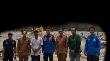 Warga Agusen, Damkar Serta Relawan Bangun Kembali Jembatan Gantung