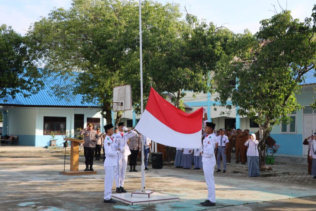 Siswa SMA N 1 Seunagan Penggerek Bendera Merah Putih Upacara Hari Senin Yang Dipimpin langsung oleh Kapolres Nagan Raya 
