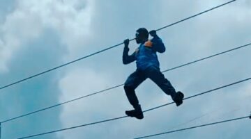 Uji Nyali di Atas Kabel, Kepala Dinas Damkar Gayo Lues Pastikan Jembatan Sementara Rampung 2 Hari