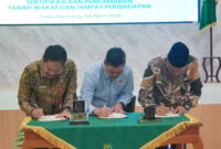 TEKEN MOU- Kepala Kantor Wilayah BPN Provinsi Kepulauan Riau, Nurus Sholichin saat teken MoU bersama Kepala Kejaksaan Tinggi Kepulauan Riau, J. Devy Sudarso dan Kepala Kantor Wilayah Kementerian Agama Provinsi Kepulauan Riau, Dr. H. Zoztafia. (Foto Doc. BPN Kepri).