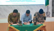 TEKEN MOU- Kepala Kantor Wilayah BPN Provinsi Kepulauan Riau, Nurus Sholichin saat teken MoU bersama Kepala Kejaksaan Tinggi Kepulauan Riau, J. Devy Sudarso dan Kepala Kantor Wilayah Kementerian Agama Provinsi Kepulauan Riau, Dr. H. Zoztafia. (Foto Doc. BPN Kepri).