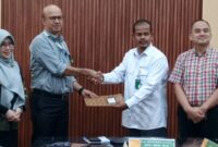 Ketua Asesor LAM-PTKes Prof. Defriman menyerahkan berita acara Asesmen lapangan kepada Ketua Prodi MKM FK USK Dr. Said Usman, M.Kes.