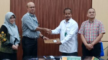 Ketua Asesor LAM-PTKes Prof. Defriman menyerahkan berita acara Asesmen lapangan kepada Ketua Prodi MKM FK USK Dr. Said Usman, M.Kes.