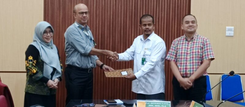 Ketua Asesor LAM-PTKes Prof. Defriman menyerahkan berita acara Asesmen lapangan kepada Ketua Prodi MKM FK USK Dr. Said Usman, M.Kes.