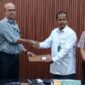 Ketua Asesor LAM-PTKes Prof. Defriman menyerahkan berita acara Asesmen lapangan kepada Ketua Prodi MKM FK USK Dr. Said Usman, M.Kes.