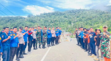 Personel Gabungan TNI-Polri, Damkar, Relawan Bersama Masyarakat Pining Bangun Jembatan Gantung Penghubung Desa