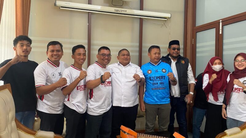 FOTO BERSAMA-Ketua DPRD Demak, H. Zayinul Fata, SE (tengah baju putih) foto bersama Ketua panitia, Sunarto, Sekretaris panitia, M. Abdul Latif dan Panitia, saat acara. (Foto Ist).