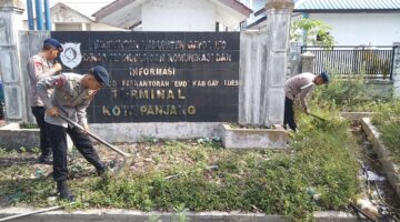Melalui Gerakan Indonesia Asri, Brimob Aceh Bersihkan Terminal Kuta Panjang