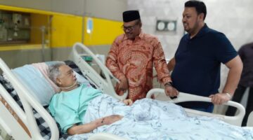Penuh Haru! Safrizal ZA Jenguk Abu Doto di RSUDZA, Doakan dr. Zaini Abdullah Segera Pulih