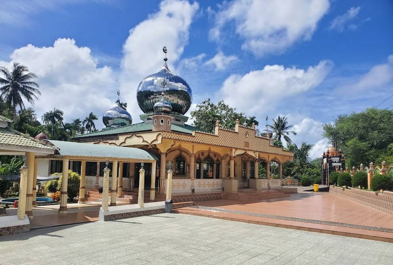 Masjid Baburrahman Gampong Paya Seunara Kota Sabang tampak indah diantara banyak destinasi wisata yang ada. (Photo Doc BKM)