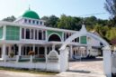 Masjid Jabal Rahmah Kota Calang tampak menarik pasca konflik dan bencana tsunami Aceh. Photo Dok BKM