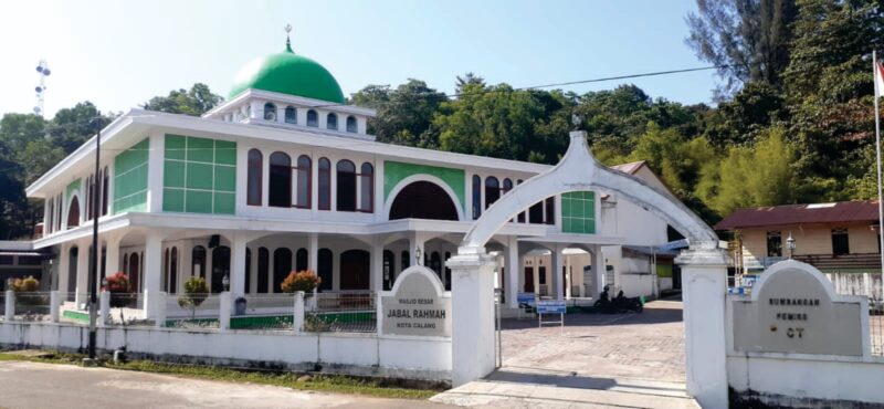 Masjid Jabal Rahmah Kota Calang tampak menarik pasca konflik dan bencana tsunami Aceh. Photo Dok BKM
