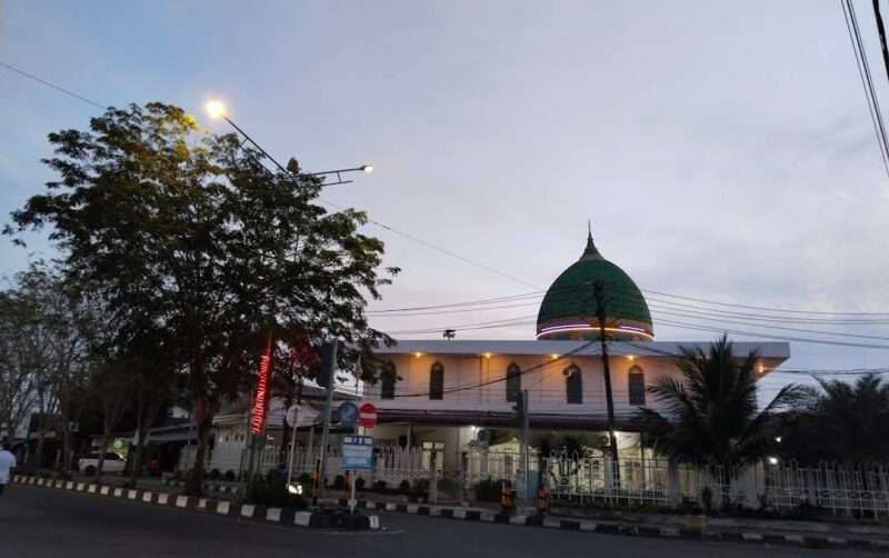 Masjid An Nuur Gampong Rundeng Kecamatan Johan Pahlawan Aceh Barat tampak megah saat menjelang Matahari Pagi menyinari bumi Teuku Umar. Photo Dok BKM