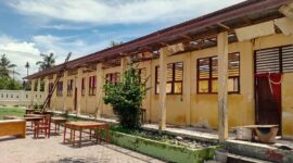 Keterangan Poto. Gedung Sekolah SD Negeri Kandang Mbelang Saat di lakukan Rehabilitasi dan Papan Plang Proyek Repitalisasi di Desa Kandang Mbelang Kecamatan Lawe Bulan Aceh Tenggara.
