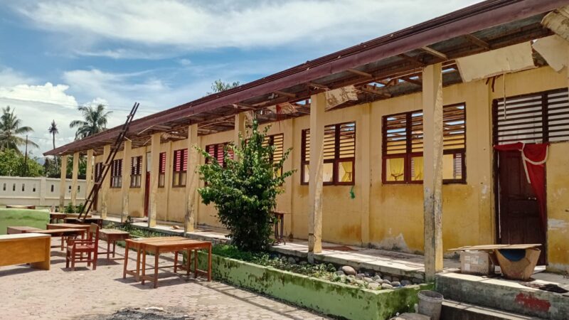 Keterangan Poto. Gedung Sekolah SD Negeri Kandang Mbelang Saat di lakukan Rehabilitasi dan Papan Plang Proyek Repitalisasi di Desa Kandang Mbelang Kecamatan Lawe Bulan Aceh Tenggara.