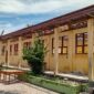 Keterangan Poto. Gedung Sekolah SD Negeri Kandang Mbelang Saat di lakukan Rehabilitasi dan Papan Plang Proyek Repitalisasi di Desa Kandang Mbelang Kecamatan Lawe Bulan Aceh Tenggara.