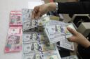 JIBI/Bisnis/Eusebio Chrysnamurti
STABILITAS RUPIAH JADI PRIORITAS BI PADA 2025
Karyawan memperlihatkan uang Rupiah dan dolar AS di salah satu tempat penukaran uang asing di Jakarta, belum lama ini.
Bank Indonesia akan fokus menjaga stabilitas nilai tukar rupiah pada 2025 dengan harapan dolar tidak lagi mengalami tren penguatan.