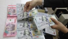 JIBI/Bisnis/Eusebio Chrysnamurti
STABILITAS RUPIAH JADI PRIORITAS BI PADA 2025
Karyawan memperlihatkan uang Rupiah dan dolar AS di salah satu tempat penukaran uang asing di Jakarta, belum lama ini.
Bank Indonesia akan fokus menjaga stabilitas nilai tukar rupiah pada 2025 dengan harapan dolar tidak lagi mengalami tren penguatan.