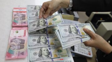 JIBI/Bisnis/Eusebio Chrysnamurti
STABILITAS RUPIAH JADI PRIORITAS BI PADA 2025
Karyawan memperlihatkan uang Rupiah dan dolar AS di salah satu tempat penukaran uang asing di Jakarta, belum lama ini.
Bank Indonesia akan fokus menjaga stabilitas nilai tukar rupiah pada 2025 dengan harapan dolar tidak lagi mengalami tren penguatan.