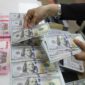 JIBI/Bisnis/Eusebio Chrysnamurti
STABILITAS RUPIAH JADI PRIORITAS BI PADA 2025
Karyawan memperlihatkan uang Rupiah dan dolar AS di salah satu tempat penukaran uang asing di Jakarta, belum lama ini.
Bank Indonesia akan fokus menjaga stabilitas nilai tukar rupiah pada 2025 dengan harapan dolar tidak lagi mengalami tren penguatan.
