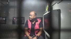 Tersangka dugaan tindak pidana korupsi tata kelola program Makan Bergizi Gratis (MBG) pada Badan Gizi Nasional (BGN) Dadan Hindayana berada di dalam mobil tahanan di Kejaksaan Agung, Jakarta, Rabu (3/6/2026). Kejaksaan Agung menetapkan mantan Kepala BGN Dadan Hindayana, dan dua mantan Wakil Kepala BGN yakni Sony Sanjaya dan Lodewyk Pusung sebagai tersangka dugaan tindak pidana korupsi tata kelola program MBG pada BGN tahun 2025-2026. ANTARA FOTO/M Risyal Hidayat/bar