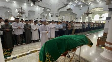 Ratusan Warga Laksanakan Salat Jenazah Mantan Gubernur Aceh Zaini Abdullah di Masjid Raya Baiturrahman