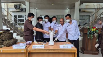Kejari Nagan Raya Musnahkan Barang Bukti dari 15 Perkara: 100,8 Kg Ganja dan 51,95 Gram Sabu Dihancurkan