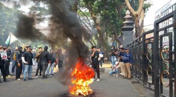 Mahasiswa Geruduk DPRD Kota Malang, Bakar Ban hingga Ancam Turun dengan Massa Lebih Besar