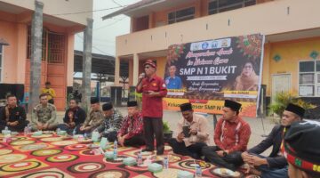 SMP Negeri 1 Bukit Gelar Prosesi Adat Penyerahan Murid Ku Tengku Guru