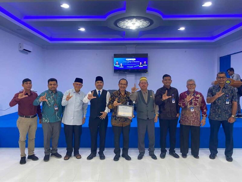 Foto bersama, Pemateri Dr. Ir. Rizal Munadi, MM., MT., Ketua Umum YPSM Ir. Teuku Iskandar Shah serta Rektor USM Dr. Teuku Abdurahman, SH., Sp.N dan Unsur Pimpinan Universitas Serambi Mekkah (dok Humas USM)