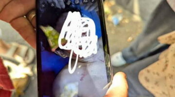 Massa Tunjukkan Foto Korban Luka Saat Kerusuhan Peringatan Damai Aceh