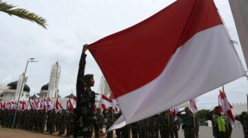 Bendera Merah Putih Kembali Berkibar di Masjid Raya Baiturrahman Banda Aceh, Simbol Pemulihan Menjelang HUT ke-81 RI