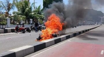 Hari Damai Aceh Berubah Jadi Chaos, Massa Kejar Aparat hingga Bakar Motor TNI