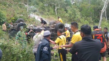 Quick Response Brimob Aceh Evakuasi Korban Kecelakaan Tunggal di Seukulen
