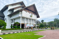 Banda Aceh, Aceh - Indonesia. April 14, 2025.

Employees (PNS) attend the routine Monday morning assembly in the yard of the Aceh governor's office.