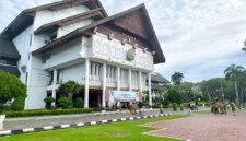 Banda Aceh, Aceh - Indonesia. April 14, 2025.

Employees (PNS) attend the routine Monday morning assembly in the yard of the Aceh governor's office.