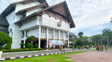 Banda Aceh, Aceh - Indonesia. April 14, 2025.

Employees (PNS) attend the routine Monday morning assembly in the yard of the Aceh governor's office.