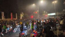 Konsentrasi massa di kawasan Pejompongan, Jakarta Pusat, Kamis (27/8/2026), saat berlangsung aksi unjuk rasa di depan Gedung Parlemen