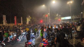 Konsentrasi massa di kawasan Pejompongan, Jakarta Pusat, Kamis (27/8/2026), saat berlangsung aksi unjuk rasa di depan Gedung Parlemen