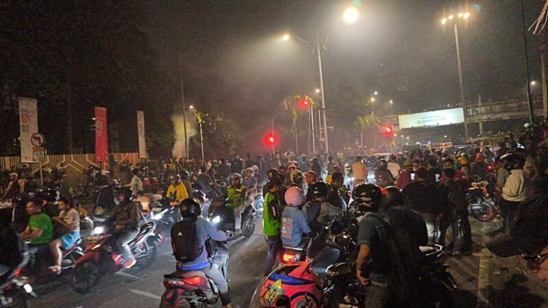 Konsentrasi massa di kawasan Pejompongan, Jakarta Pusat, Kamis (27/8/2026), saat berlangsung aksi unjuk rasa di depan Gedung Parlemen