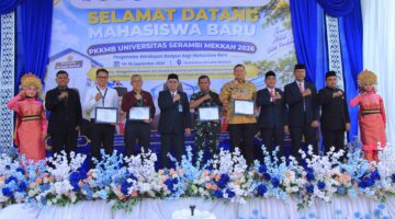 Foto bersama: Rektor Universitas Serambi Mekkah Dr. Teuku Abdurahman, S.H., Sp.N., bersama pemateri Brigjen Pol. Dr. Dedy Tabrani, S.I.K., M.Si. dan Kolonel Inf. Riyandi, serta tamu undangan dari Bank Aceh dan Bank Syariah Nasional (BSN) usai kegiatan PKKMB Universitas Serambi Mekkah Tahun Akademik 2026/2027. (dok Humas USM)