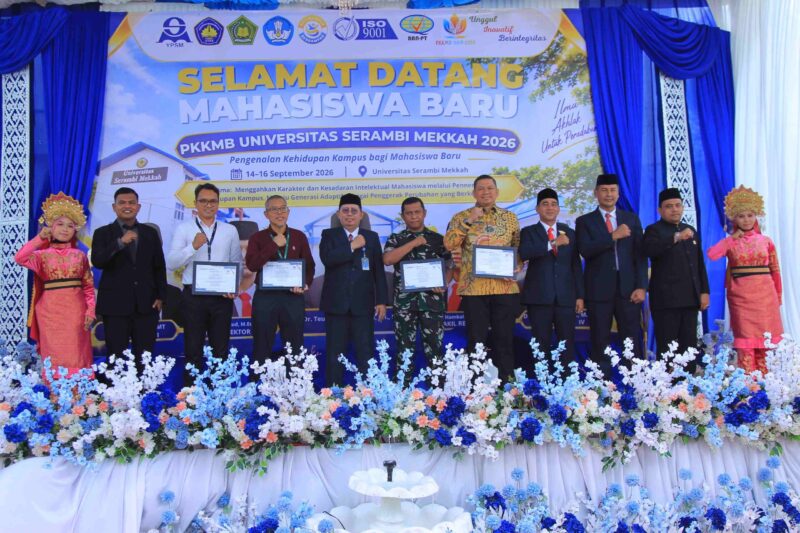 Foto bersama: Rektor Universitas Serambi Mekkah Dr. Teuku Abdurahman, S.H., Sp.N., bersama pemateri Brigjen Pol. Dr. Dedy Tabrani, S.I.K., M.Si. dan Kolonel Inf. Riyandi, serta tamu undangan dari Bank Aceh dan Bank Syariah Nasional (BSN) usai kegiatan PKKMB Universitas Serambi Mekkah Tahun Akademik 2026/2027. (dok Humas USM)