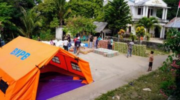 94 Pengungsi Gempa NTT Tewas di Lokasi Pengungsian, Standar Pelayanan Darurat Dipertanyakan
