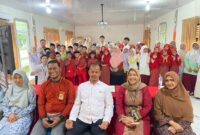 Dr. Said Usman, S.Pd., M.Kes. (tengah) bersama Kepala SDIT Nurul Ishlah Banda Aceh, Saiful Bahri, S.Pd.I., M.Pd., para dokter muda FK-USK, serta siswa-siswi SDIT Nurul Ishlah Banda Aceh usai pelaksanaan edukasi dan simulasi tanggap bencana program ARMOR. (dok Ist)