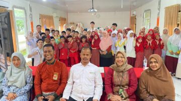 Dr. Said Usman, S.Pd., M.Kes. (tengah) bersama Kepala SDIT Nurul Ishlah Banda Aceh, Saiful Bahri, S.Pd.I., M.Pd., para dokter muda FK-USK, serta siswa-siswi SDIT Nurul Ishlah Banda Aceh usai pelaksanaan edukasi dan simulasi tanggap bencana program ARMOR. (dok Ist)