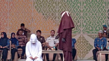 Kejari Banda Aceh Eksekusi 10 Terhukum Qanun Jinayat lewat Cambuk di Taman Bustanussalatin