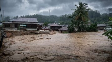Banjir Bandang Setinggi Dada Terjang Desa Badak Gayo Lues, Jalan dan Rumah Warga Terendam Air Keruh